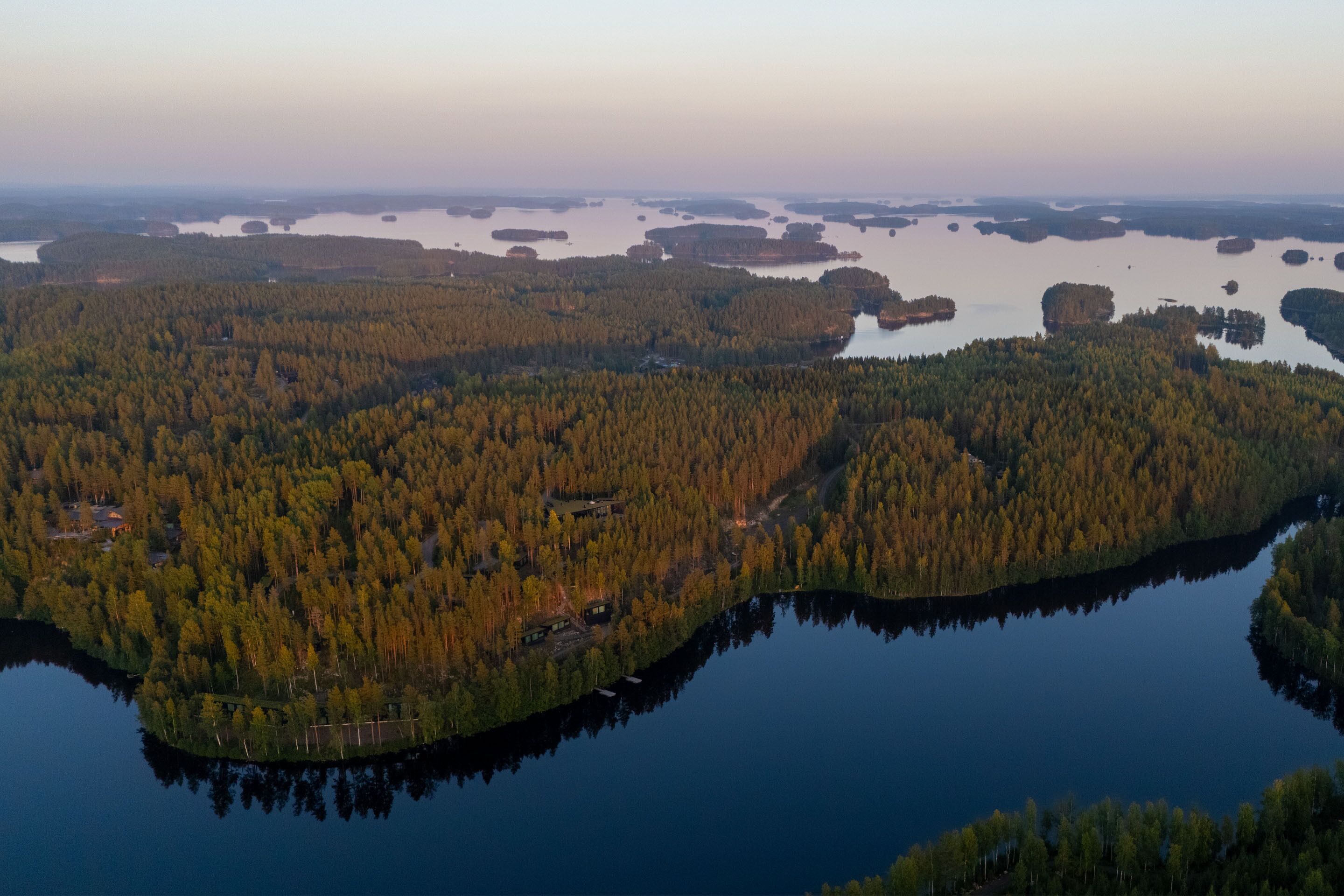 Un área boscosa con un lago y varias pequeñas islas.