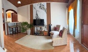 Interior - Dreams of Golden Wings (Mondteverde)