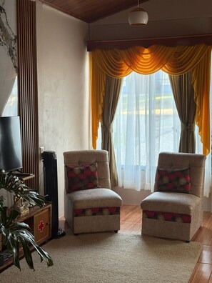 Interior - Dreams of Golden Wings (Mondteverde)