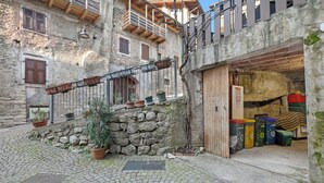 Property grounds - Villa Pastoedo Ap. Verde - Balcony & Mountain Views, Tenno, Italy (Tenno)