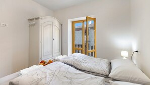 1 bedroom, iron/ironing board, WiFi (free), bed sheets - Villa Pastoedo Ap. Verde - Balcony & Mountain Views, Tenno, Italy (Tenno)