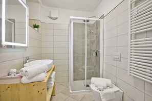 Bruser, hårtørrer, bidet, håndklæder