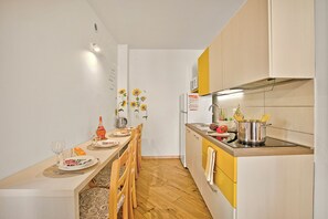 Fridge, microwave, oven, stovetop - Villa Pastoedo Ap. Giallo, Tenno, Italy (Tenno)