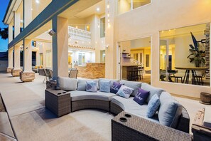 Outdoor dining - Luxury 6BR/4BA Resort-Style Retreat – Mins to Strip & Airport! (Las Vegas)