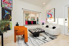 Smart TV, fireplace, video games - Luxury 6BR/4BA Resort-Style Retreat – Mins to Strip & Airport! (Las Vegas)