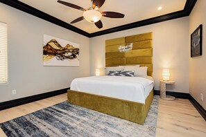 6 bedrooms, iron/ironing board, travel cot, free WiFi - Luxury 6BR/4BA Resort-Style Retreat – Mins to Strip & Airport! (Las Vegas)