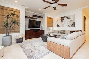 Smart TV, fireplace, video games - Luxury 6BR/4BA Resort-Style Retreat – Mins to Strip & Airport! (Las Vegas)