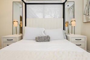 6 bedrooms, iron/ironing board, travel cot, free WiFi - Luxury 6BR/4BA Resort-Style Retreat – Mins to Strip & Airport! (Las Vegas)