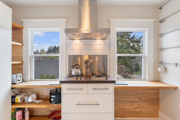 Fridge, microwave, oven, stovetop