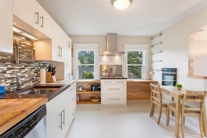 Jääkaappi, mikroaaltouuni, uuni, liesi