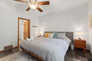 3 habitaciones, escritorio y tabla de planchar con plancha 