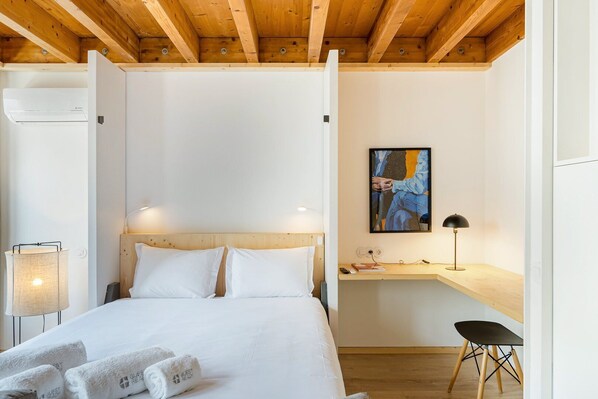 Desk, iron/ironing board, Internet, bed sheets