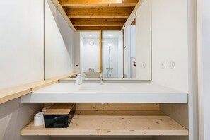 Shower, hair dryer, towels, soap - GuestReady -  Cedofeita Collection Studio 2 (Porto)