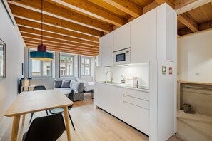 Microwave, coffee/tea maker, toaster, dining tables - GuestReady -  Cedofeita Collection Studio 2 (Porto)