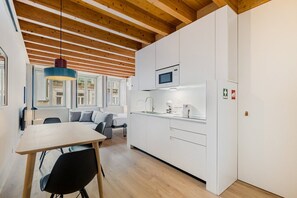 Mikrobølgeovn, kaffetrakter/tekoker, brødrister og spisebord