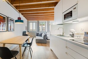 Micro-ondes, cafetière/bouilloire, grille-pain, tables à manger