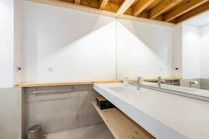 Shower, hair dryer, towels, soap - GuestReady -  Cedofeita Collection Studio 2 (Porto)