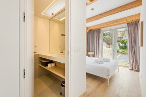 2 quartos, ferros/tábuas de passar roupa, acesso à internet