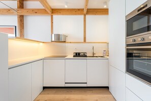 Geladeira, micro-ondas, fogão, lava-louças