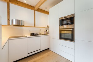 Kylskåp, mikrovågsugn, ugn och diskmaskin