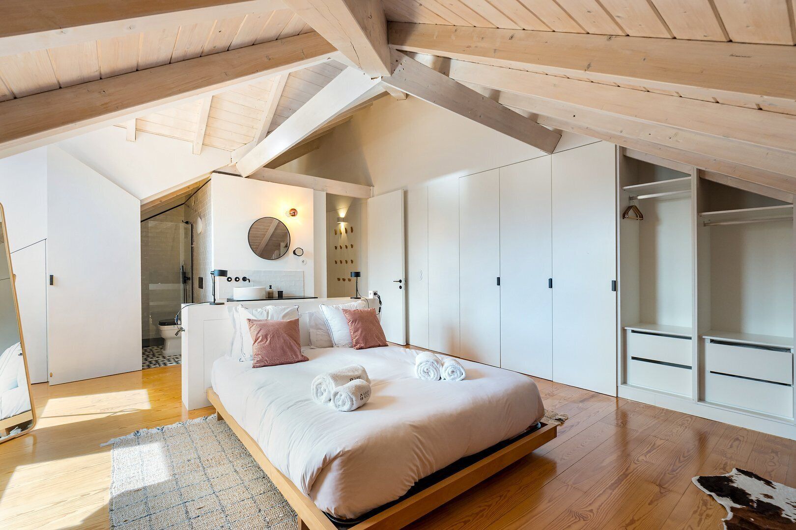 1 soverom, strykejern/-brett, internettilgang og sengetøy