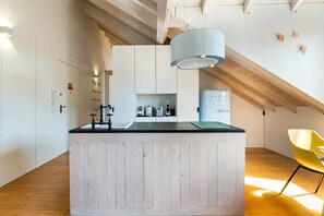 Kylskåp, mikrovågsugn, diskmaskin och kaffe- och tebryggare