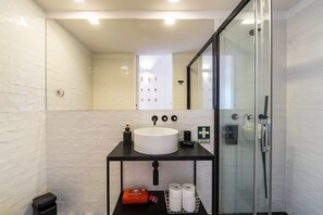 Douche, sèche-cheveux, serviettes fournies
