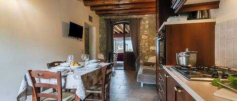 Fridge, oven, stovetop, coffee/tea maker