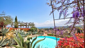 A swimming pool surrounded by various plants and flowers. - Agriturismo Apartment Vigilio heated pool and AC, Padenghe sul Garda, Italy (Padenghe sul Garda)
