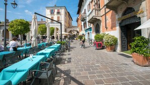 Outdoor dining - Agriturismo Apartment Vigilio heated pool and AC, Padenghe sul Garda, Italy (Padenghe sul Garda)