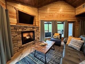 Smart TV, fireplace - Cozy Luxury 1BR Cabin Surrounded by Nature (Broken Bow)