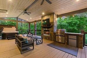 Terrace/patio - Shady Shack: Your Cozy Hideaway in the Pines (Broken Bow)