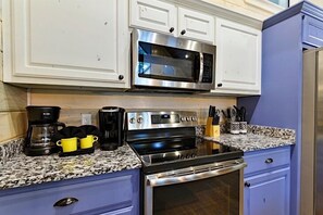Fridge, microwave, oven, stovetop - Shady Shack: Cozy Hideaway | Hot Tub | Arcade (Broken Bow)