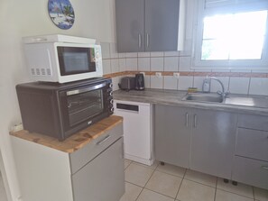 Køleskab, mikrobølgeovn, ovn, kogeplade