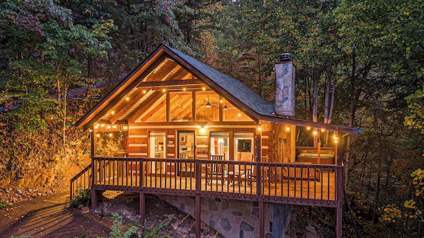 Eine Hütte mit Steinfundament, Holzboden und einer umlaufenden Veranda.