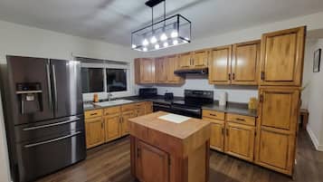 Frigorífico, microondas, horno y placa de cocina