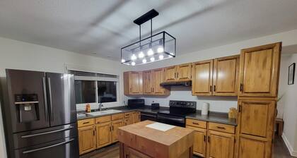 Spacious 3 bedroom 2 bathroom Unit in Guildford no stairs sleeps 13