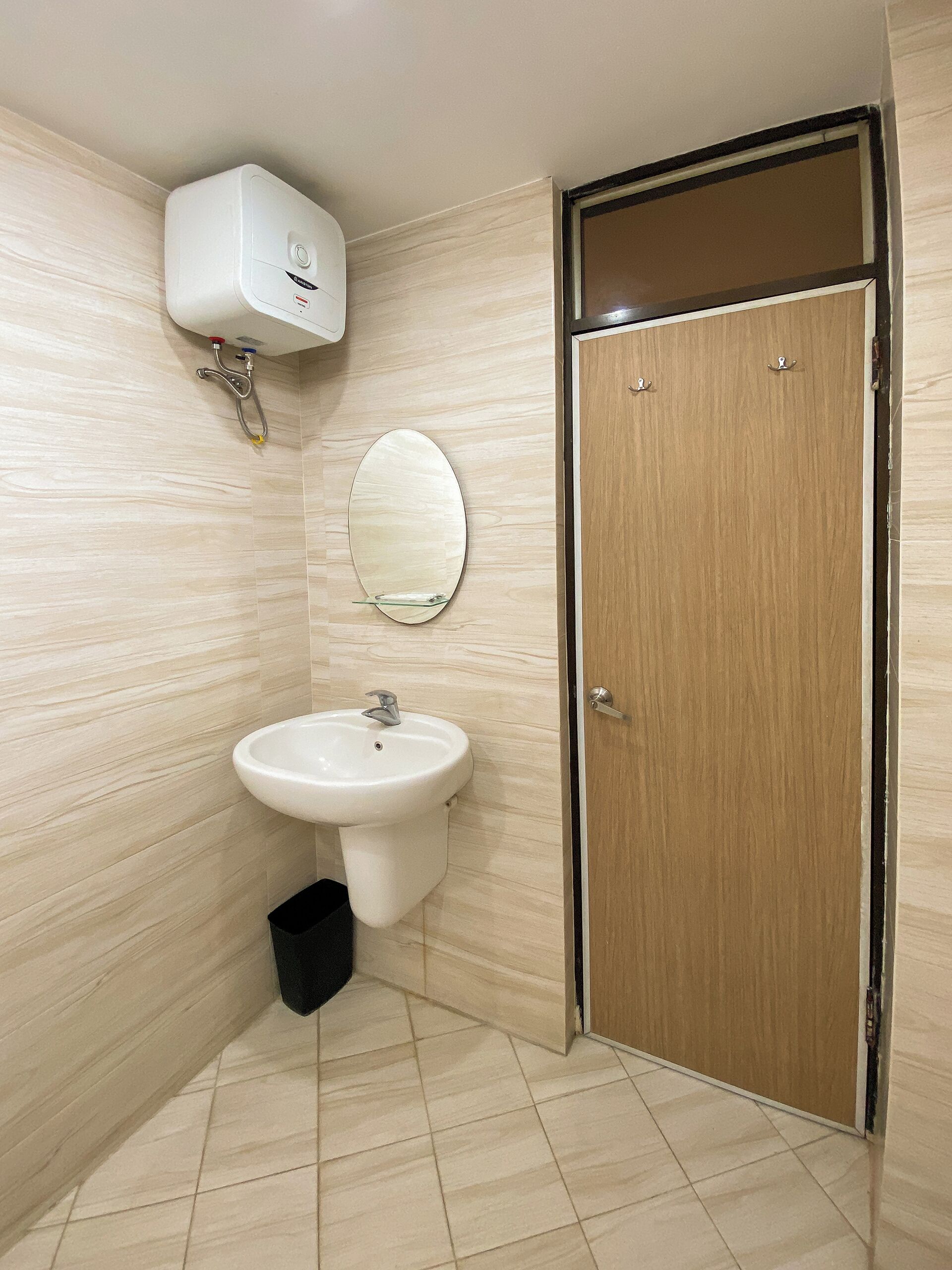 Un baño con lavamanos, espejo e inodoro.