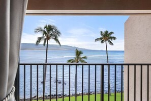 Property grounds - Lauloa 403 Fully Remodeled Direct Oceanfront 2BD, Stunning Views (Wailuku)