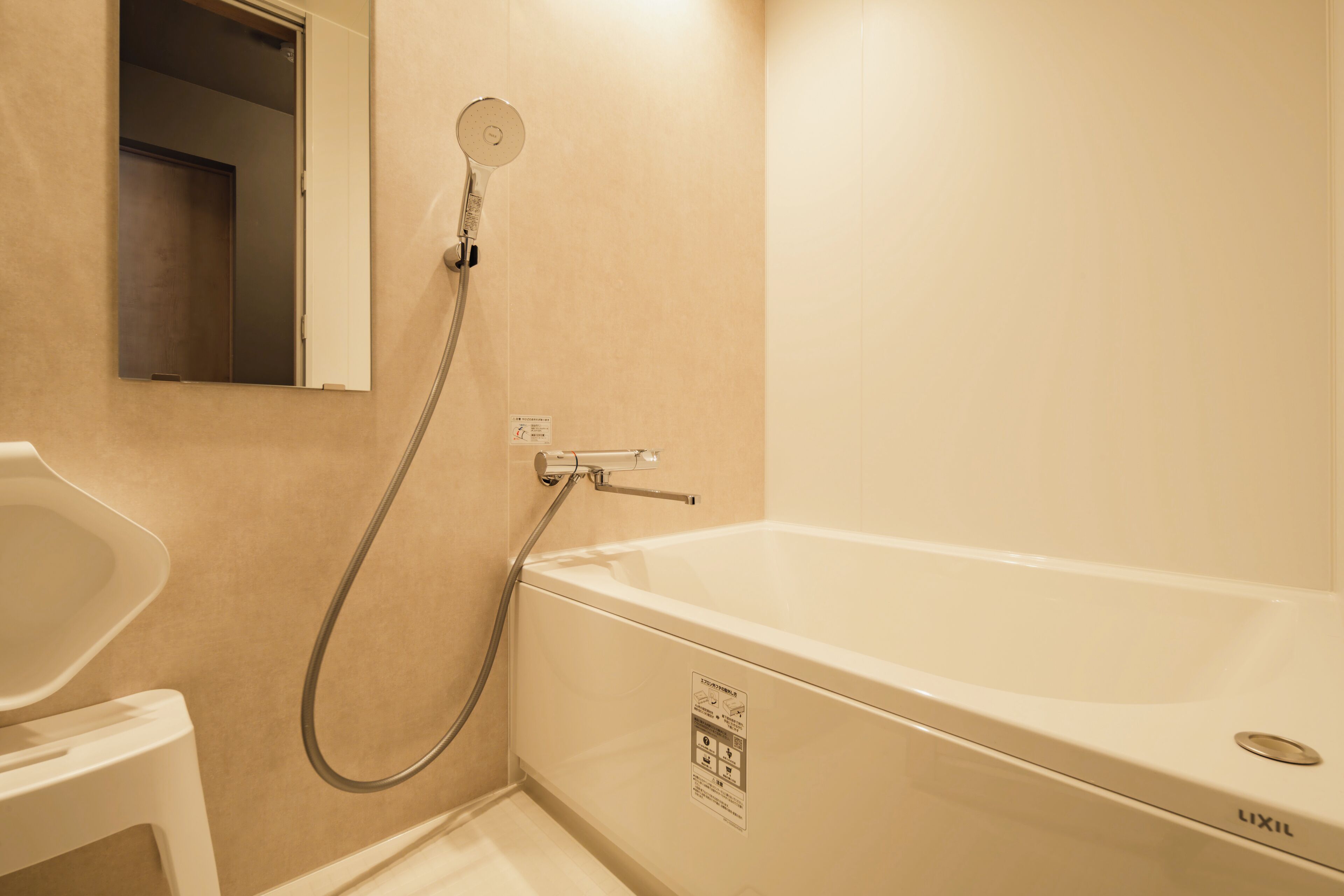 Un baño con bañera, ducha y lavamanos.