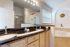Douche, séchoir à cheveux, serviettes fournies
