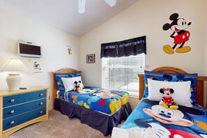 4 chambres, fer et planche à repasser, lit de bébé portatif
