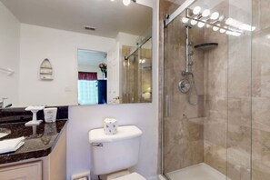 Dusche, Haartrockner, Handtücher