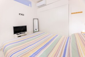 1 habitación, tabla de planchar con plancha y wifi 
