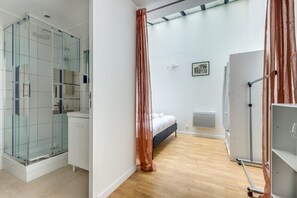 Douche, sèche-cheveux, serviettes fournies