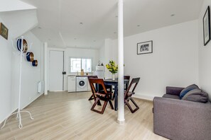 TV - Le Saint Georges -Intimate - Near Pigalle (Paris)