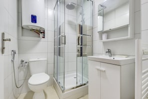 Douche, sèche-cheveux, serviettes fournies