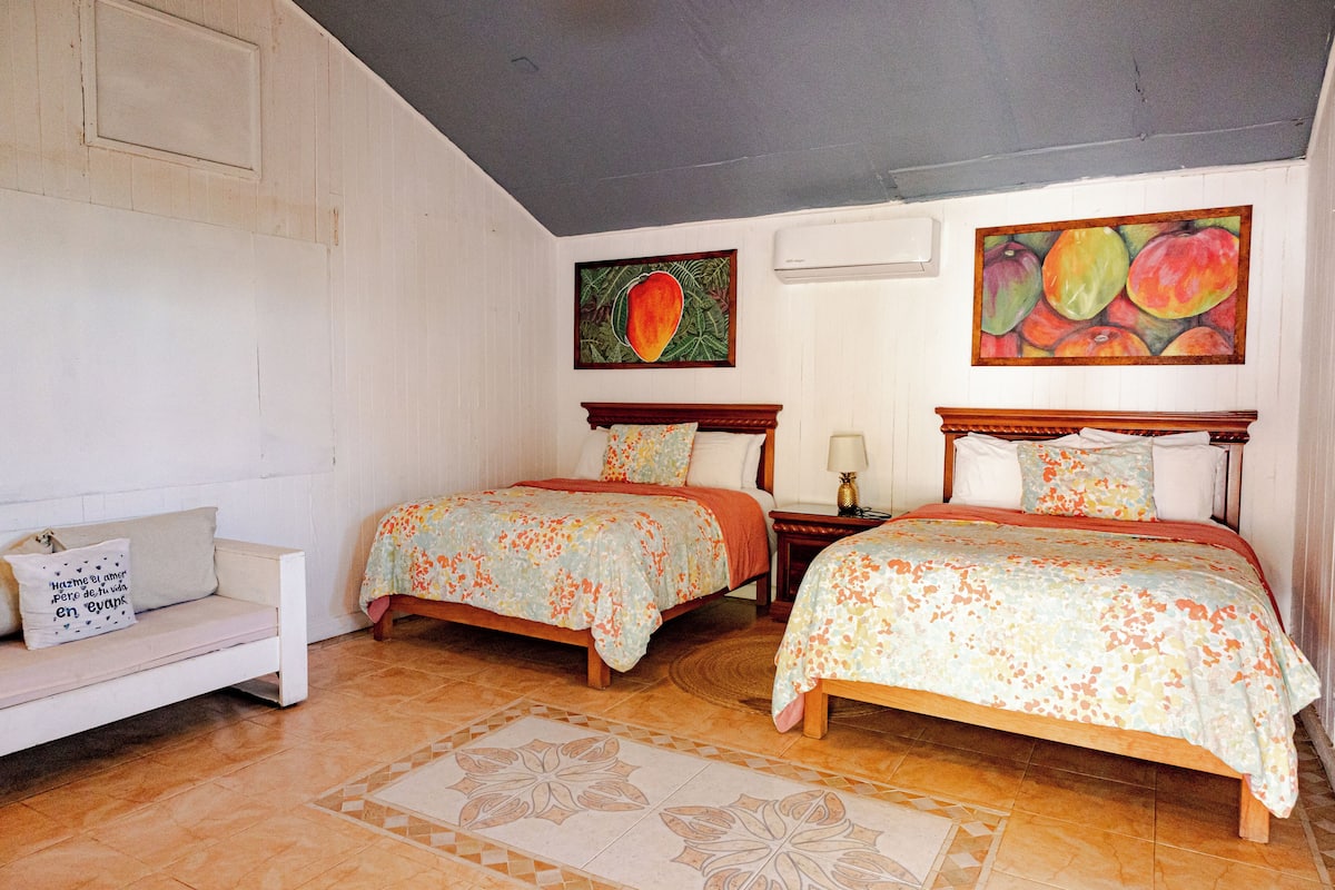 Chambre Quadruple Deluxe | Décoration personnalisée, fer et planche à repasser, Wi-Fi gratuit