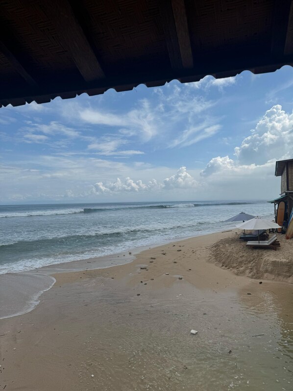Plage, sable blanc, cabines gratuites, chaises longues