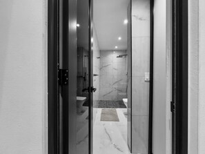 Sèche-cheveux, serviettes fournies